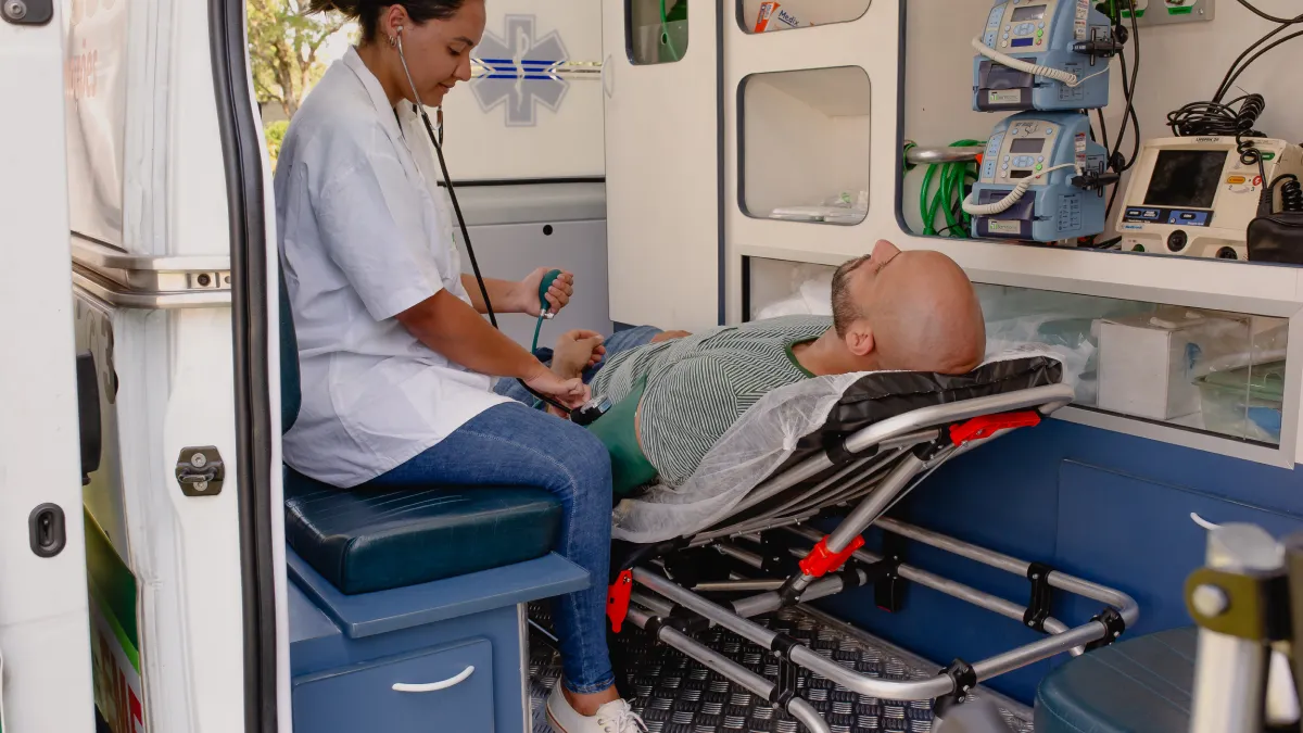 Remoção de pacientes acamados: como é feita e cuidados necessários